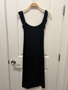 Elegant Black Midi Dress with Timeless Appeal